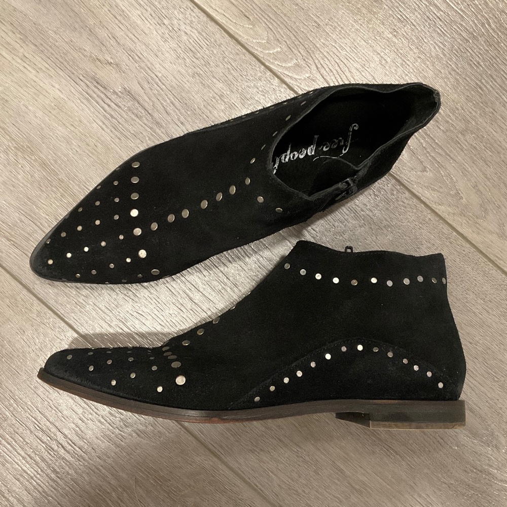 FREE PEOPLE Aquarian Black Suede Studded Pointed Toe Ankle Bootie EU 37 Size 7 - Picture 4 of 11